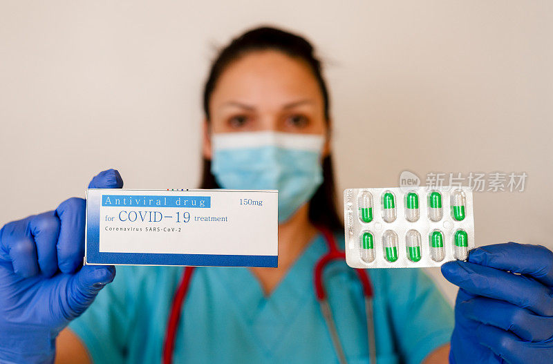 感染科医生手持COVID - 19抗病毒药物